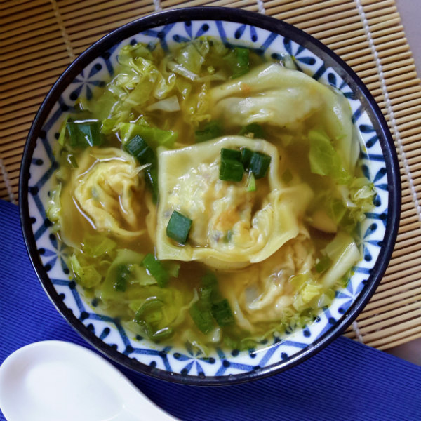 La sopa de wonton es un clásico de la cocina china. Esta versión es vegana y preparado con un relleno de tofu y setas shiitake.
