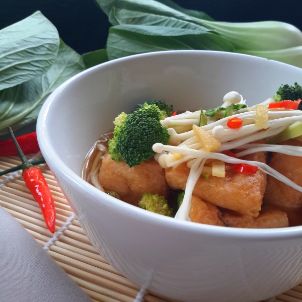 Sabes como usar los pufs de tofu? Esta receta de sopa de miso con pufs de tofu y verduras es perfecta para probarlos. El miso es delicioso y buena para el salud. 