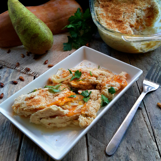 Flavours of fall: vegan butternut squash and pear gratin. Cashew cream complements perfectly the sweet earthiness of the butternut squash and pears. A simple recipe great as a main dish or as a side dish to your Thanksgiving or Christmas Tofurky.